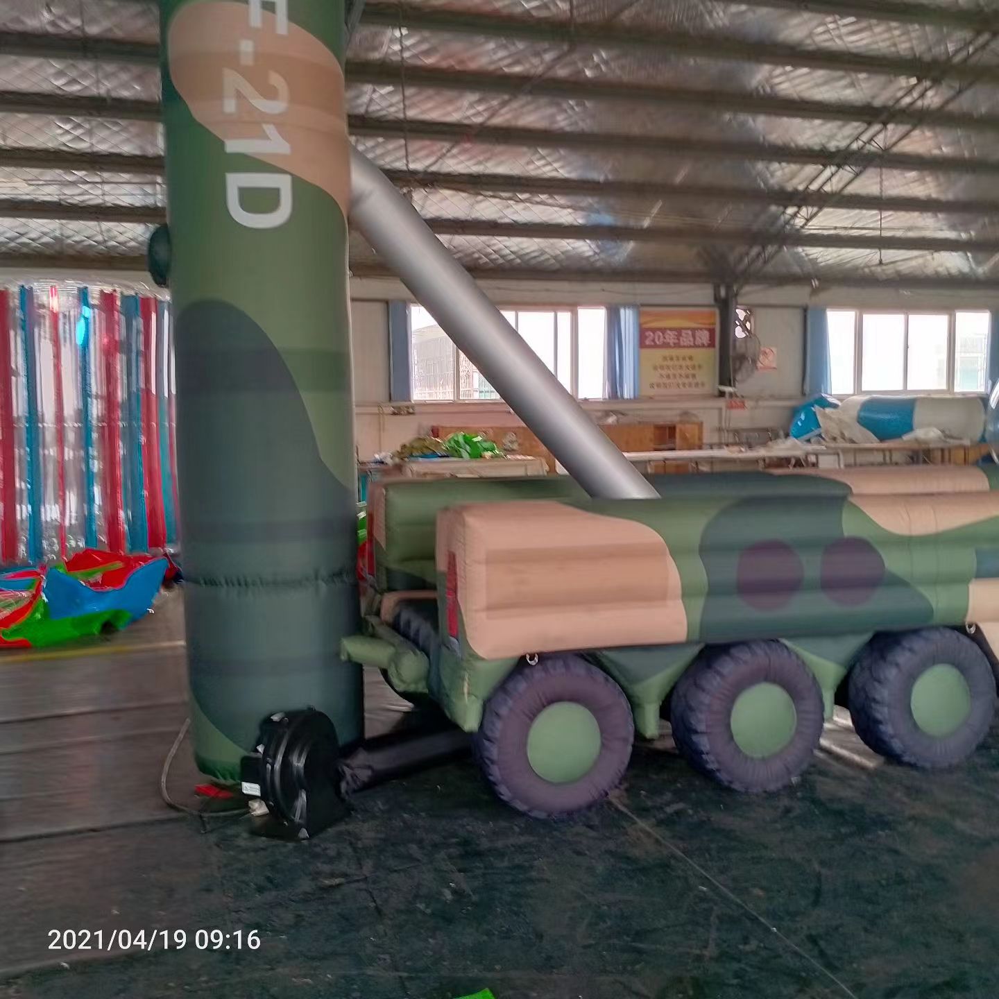 昌江军事演习中的充气目标车辆：模拟发射车雷达车坦克飞机